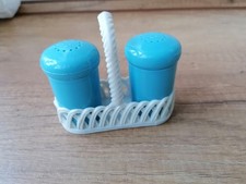 DDR  Salz/ Pfefferstreuer und Körbchen aus Plaste H:6,5 ø3,3  Vintage DDR