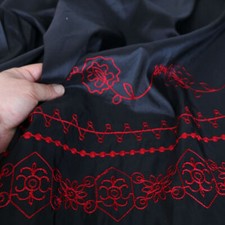 Schwarz Kleiderstoff roter