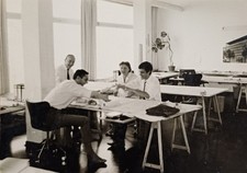 Drei lachende Männer und Frau