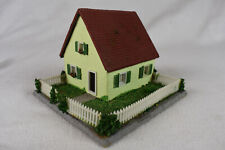 Modelleisenbahn Fertigmodell Einfamilienhaus mit Garten Länge 11cm Höhe 8cm