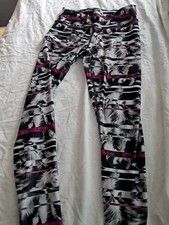 Sport Leggings Puma Gr. XS lang Schwarz mit Federmuster & lila Streifen