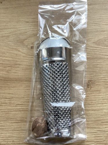 Muskatreibe mit muskatnuss - mit, neu