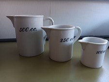 Set : 3 sehr alte Meßbecher /Kannen aus Apotheke @Mensur@Porzellan 500+250+100ml