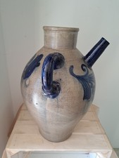 Tüllenkanne aus Steingut /