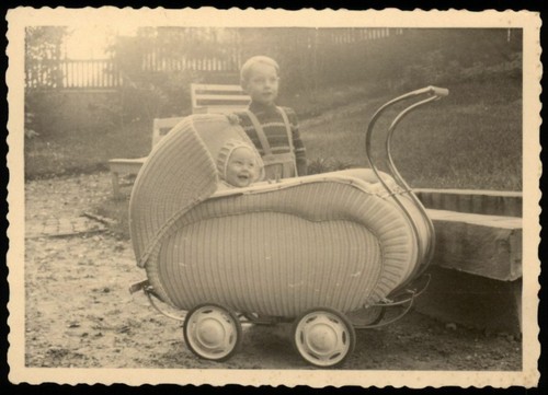 Junge steht bei baby - junge,