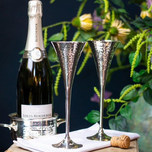 Paar gehämmerte champagner - paar,