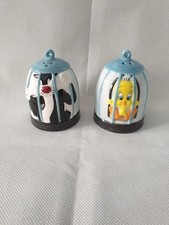 TWEETY UND SYLVESTER IN KÄFIGEN SITZEND / SALZ- UND PFEFFERSTREUER