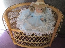 Schönes Puppensofa aus Korb