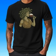 T-Shirt Medusa trinkt Wein –