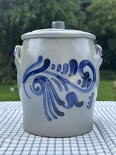 Westerwälder Steinzeugtopf mit Deckel, salzglasiert, blau-graue Dekoration