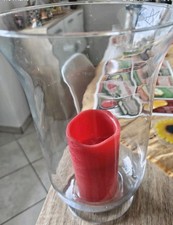 2 Windlichter für Terrasse oder Innenbereich inklusive roter Wachs LED-Kerze