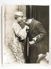 Queen Mary Hand küssender