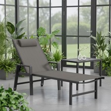 Sonnenliege und Gartentisch