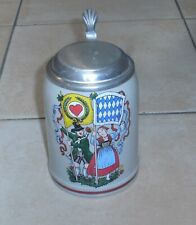 Bierkrug mit Zinndeckel-Trachtenpaar mit Fahnen,Steinkrug 0,5 l, Tonkrug, Bayern