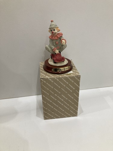 Clown figur auf rotem - clown-figur, auto