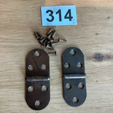  2 x antike Nähmaschine Jones Treadle Schrank Tischscharniere und gebrauchte Schrauben 