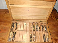 Holzkasten mit Uhrmacher