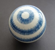 Dekorative Deko-Kugel Keramik-Kugeln in cremeweiß-blau