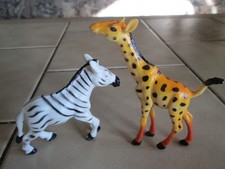 2 Tierfiguren Giraffe und Zebra (made in China)