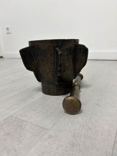 Massiver antiker mörser mit - massiver,