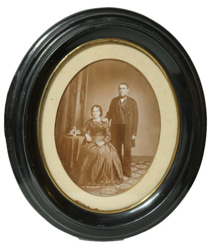 Alter ovaler schwarzer