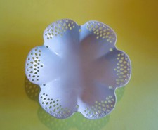PORZELLAN-DURCHBRUCH-SCHALE in BLÜTENFORM - WEISS - TETTAU ATELIER - RAR!