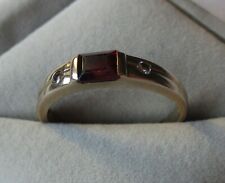 eleganter Goldring 333er 8 Karat Gelbgold mit Granat Granatschmuck (115553)