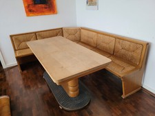 Massiver Holztisch mit Bank