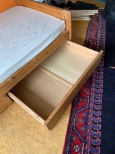 Bett mit zwei Bettschubladen
