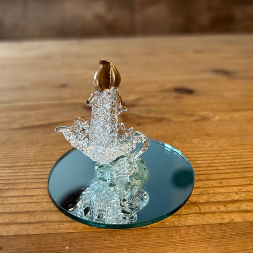 Glasfigur auf spiegel - auf,