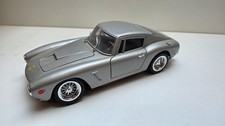 1 Ferrari 250 GT SWB im Maßstab 1:18 in silber von Revell