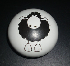 Salzstreuer rund Keramik DM 7 cm Höhe 4 cm  weiß mit Druck schwarzes Schaf
