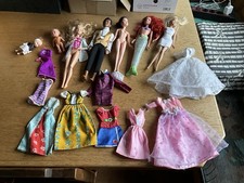 7 Barbie Puppen oder ähnliche, Barbie Kleidung, Konvolut, guter Zustand