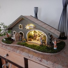 Krippe Weihnachtskrippe Holz geflammt LED Timer 2 Varianten Krippenstall Figuren