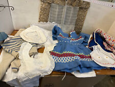 (RB)5025-3721, Konvolut alte Puppen Anziehsachen und Stoffe, Spielzeug, Deko