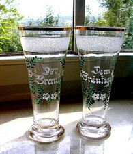 2 Gläser alt/antik HOCHZEITs DEKO Glas Braut + Bräutigam handbemalt mundgeblasen