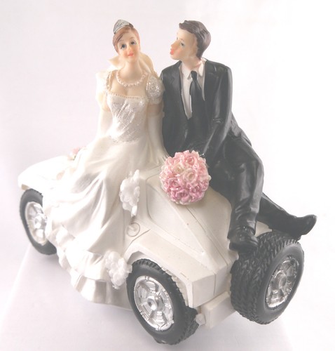 Brautpaar hochzeitpaar auf suv - hochzeitpaar,