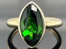 RING GR. 18 (CA. 56) AUS 375/- GG MIT CHROMDIOPSID  FACETTENREICH SCHMUCKJAGD