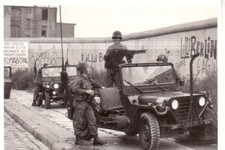 Postkarte :  BERLIN -  Berliner Mauer ,  Soldaten mit Jeep