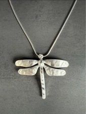 Silberfarbene Libellenkette – gehämmertes Design, neu Ethno Gothic Schmuck edel