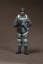 31__SOGA Miniatures " Officer Fallschirmjäger at the airfield. "  in 1/35 RESIN