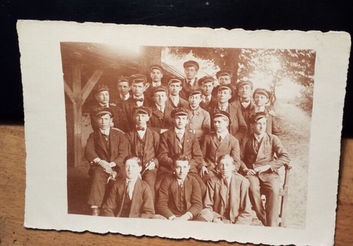 Gruppe jungen schüler in - jungen,