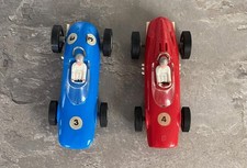 2 Modell-Rennwagen