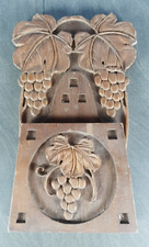 Handgeschnitzte Wandtasche Magazin Zeitungsregal aus Holz Weinreben Muster