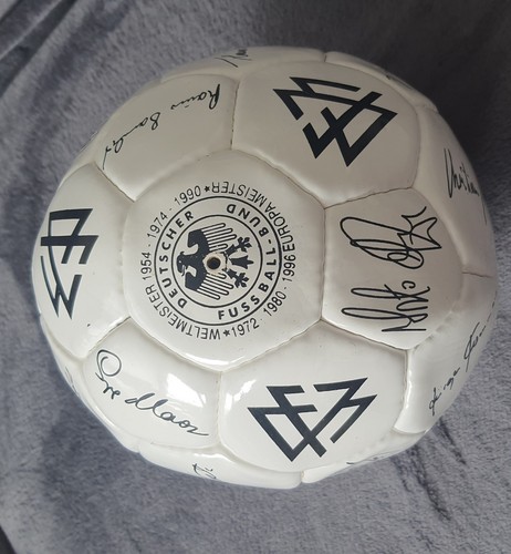 Fussball mit unterschriften - fussball,