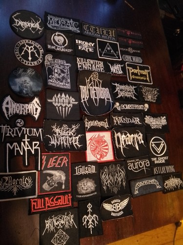 Diverse metal patches - metal,