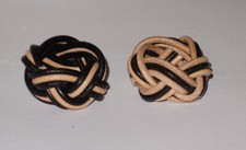 Halstuchknoten aus Leder