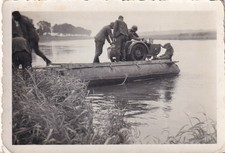 Foto - Motorrad Gespann wird auf Sturmboot ? verladen - 2.WK