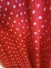 Dirndl 40, dunkelgraues Oberteil, roter Rock mit grüner Schürze