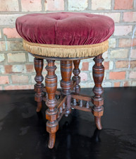 Runder Klavierhocker um 1900 roter Samtbezug Nußbaum